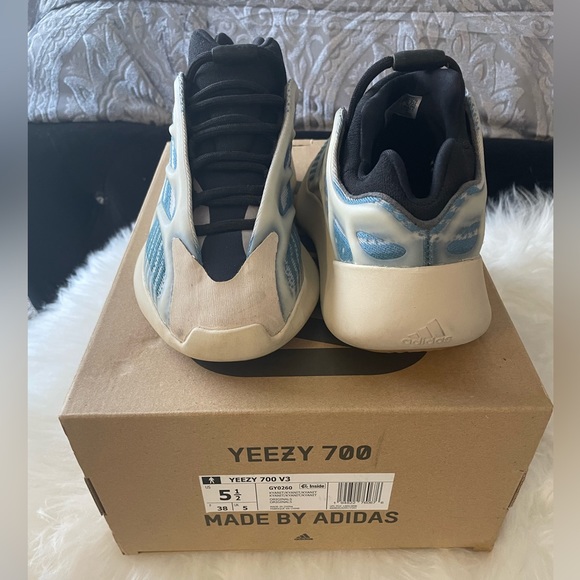 YEEZY 700 V3